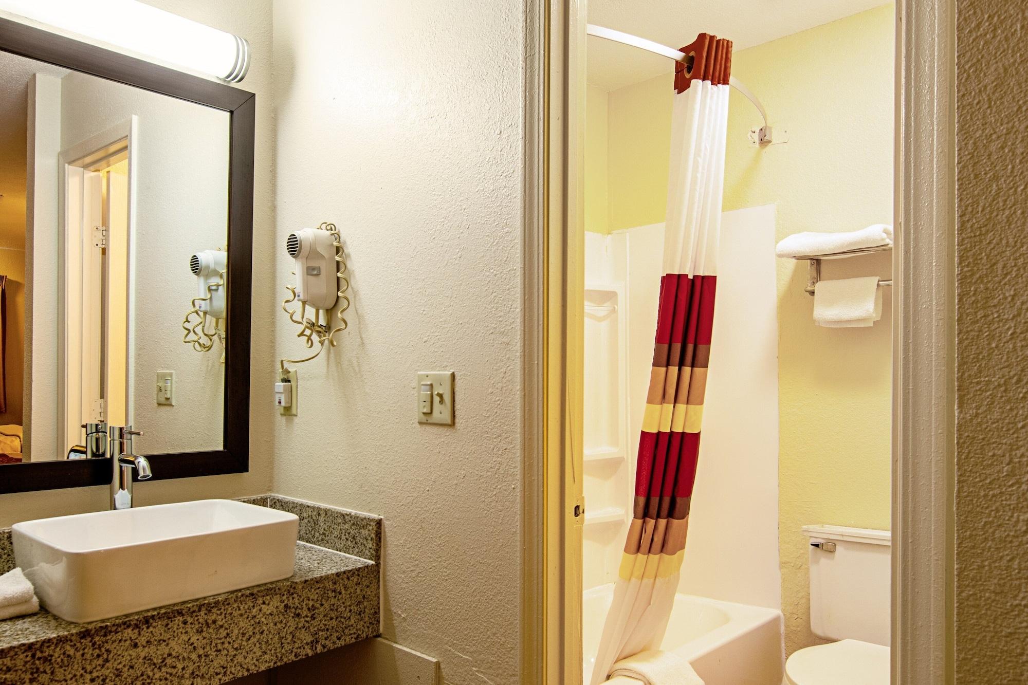 Red Roof Inn Scottsburg Bagian luar foto